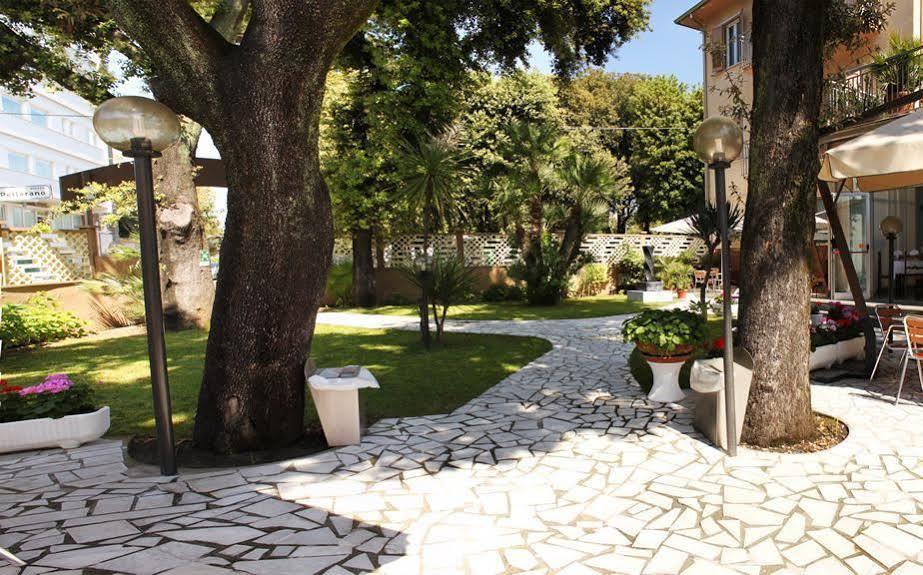 Hotel Roma Marina di Massa Eksteriør billede